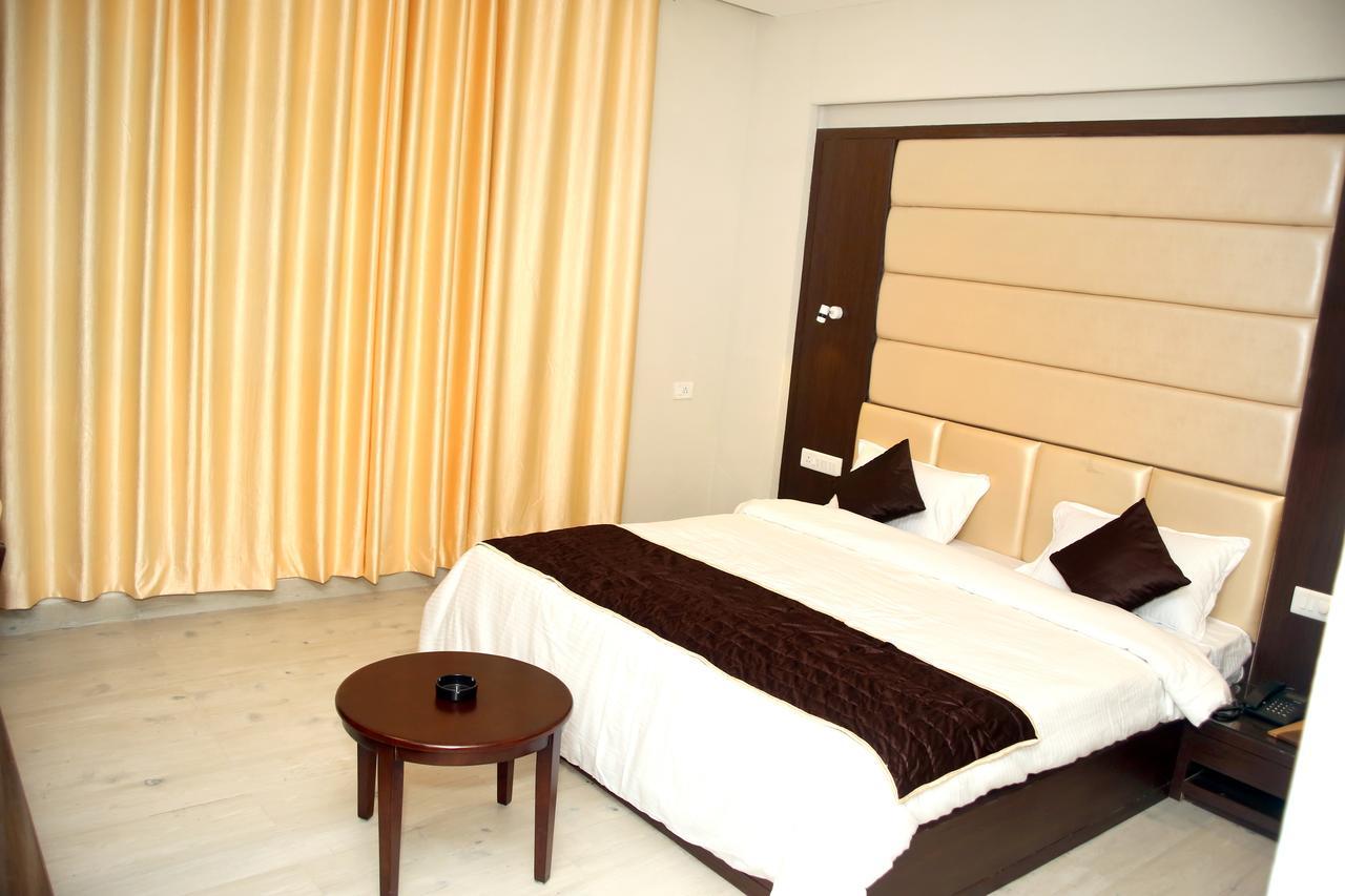 Hotel Lavanya Palace Ratlām Zewnętrze zdjęcie